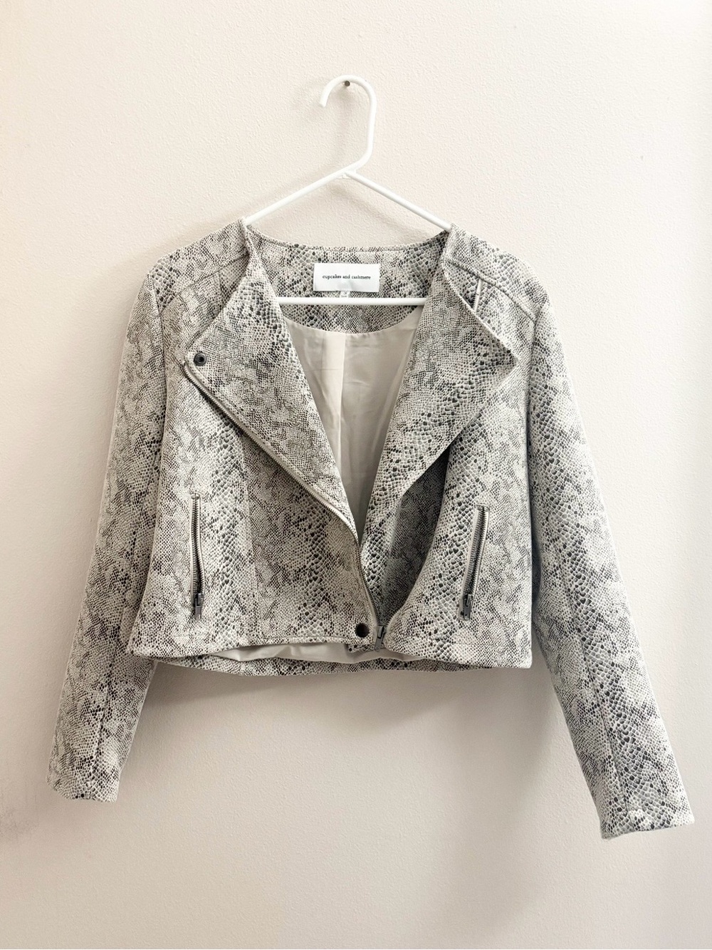 5/$15 🩷 MUST BUNDLE Cupcakes & Cashmere Gray Snake-Print Cropped Moto Jacket